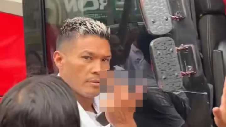 Teófilo Gutiérrez y otra polémica: hizo gestos obscenos y lanzó insulto a donde estaba la prensa, antes de subir al bus de Junior: video