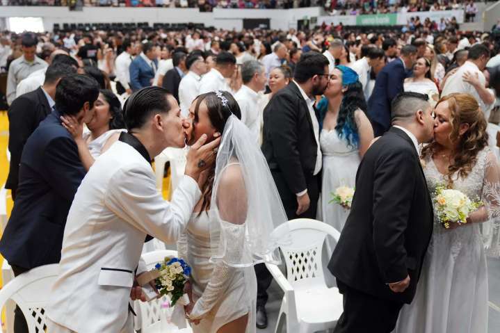 «Unidos por amor y protegidos por la ley». Más de 600 parejas se casan en boda masiva en Paraguay
