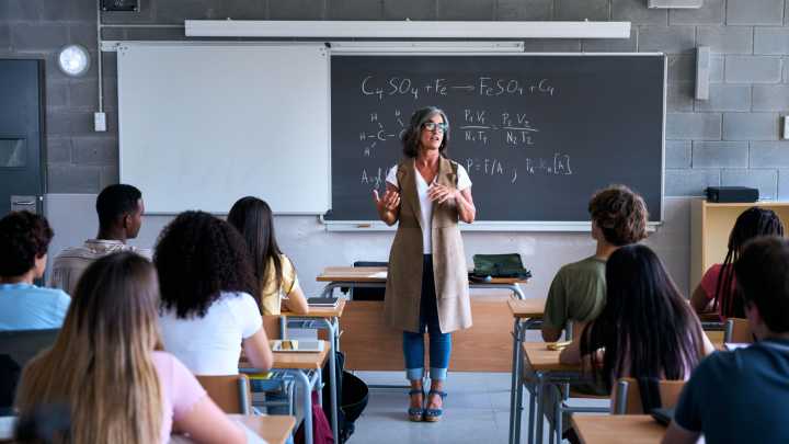 Carmen del Valle, profesora de Bachillerato, sobre votar a los 16 años: "Es una generación a la que le hemos quitado contenidos didácticos que, sin ellos, son más fáciles de manipular"