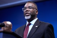 Alcalde de Chicago sugiere imputar a agentes que violen las ‘zonas libres de ICE’