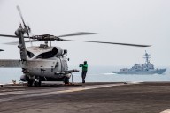 Un helicóptero y un avión de combate de la Armada se estrellan en el Mar de China Meridional