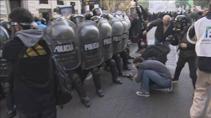 Marcha al Congreso: la Policía aplica el protocolo antipiquetes y hay incidentes con los manifestantes