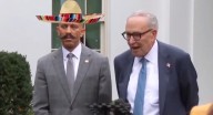 Hispanos repudian video de Trump que caricaturiza a demócrata como mexicano
