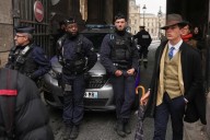 El misterio del hombre con sombrero frente al Louvre justo después del robo: ¿Un detective, un turista o un simple transeúnte?