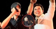 El momento épico que nadie vio entre Checo Pérez y Enrique Iglesias y fue antes de subir al escenario (VIDEO)