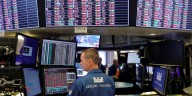 Reacción del mercado al viaje de Caputo a EEUU: fuerte alza de los bonos y caída de los dólares financieros