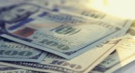 Dólar cayó ante el peso en ventanillas este martes; así cotizó hoy