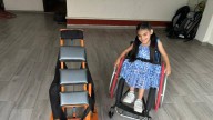 Nicole, de 8 años de edad, ofrece un bipedestador en donación