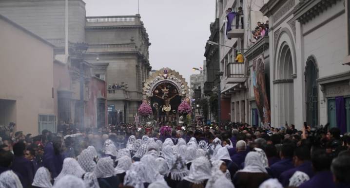Así se vive el segundo recorrido del Señor de los Milagros por las calles de Lima (GALERÍA)