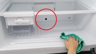 Pocos lo saben: para qué sirve el pequeño agujero que tienen los freezers de las heladeras