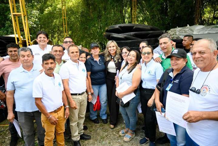 Alcaldesa Johana Aranda entregó tubería y materiales a 16 acueductos comunitarios de Ibagué