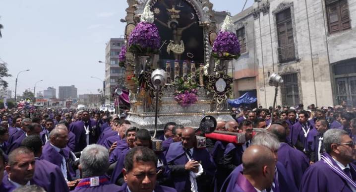 El Señor de los Milagros recorrió hospitales y calles de Lima en su tercera procesión | FOTOS 