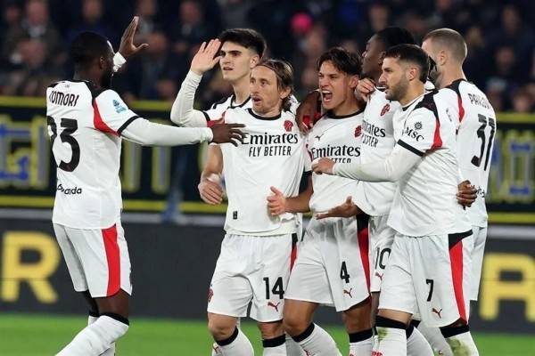 Santiago Giménez sigue sin anotar y ahora sale con golpe