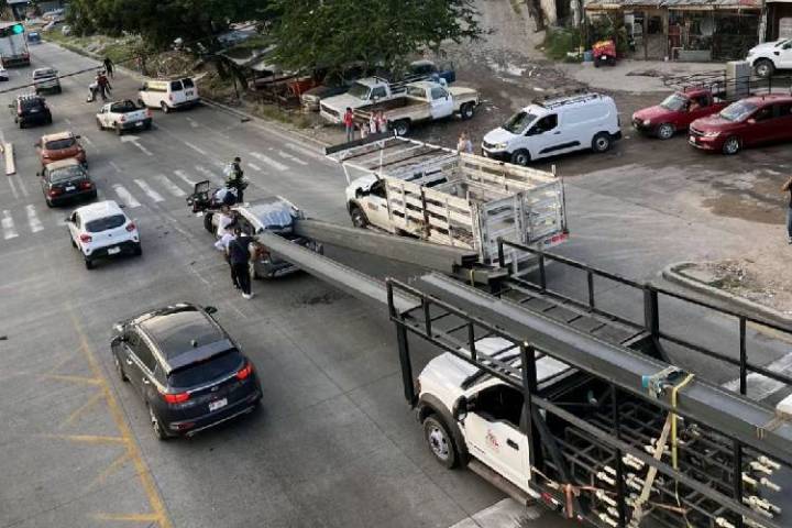 Le caen vigas de acero a su camioneta; salió ileso