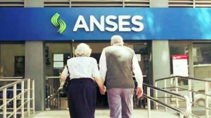 Oficializaron el pago del bono de $70.000 para jubilados en octubre