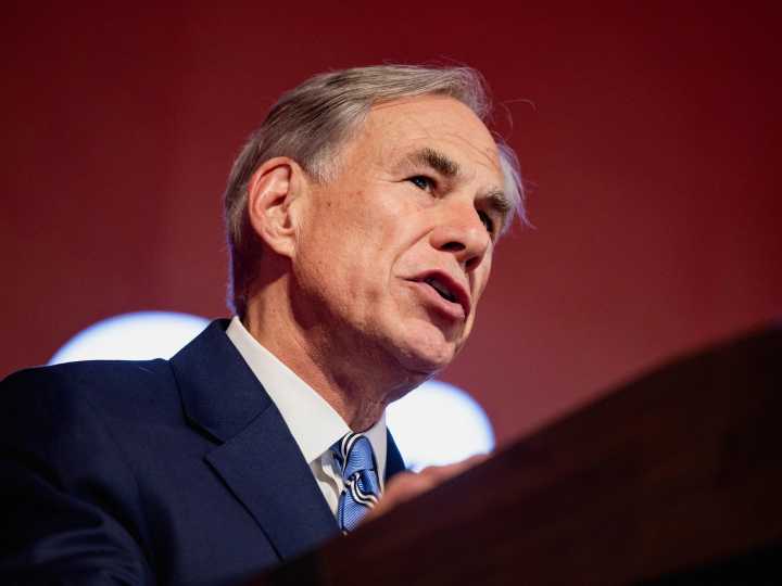 Greg Abbott firma en Texas una nueva ley para proteger y beneficiar a las familias