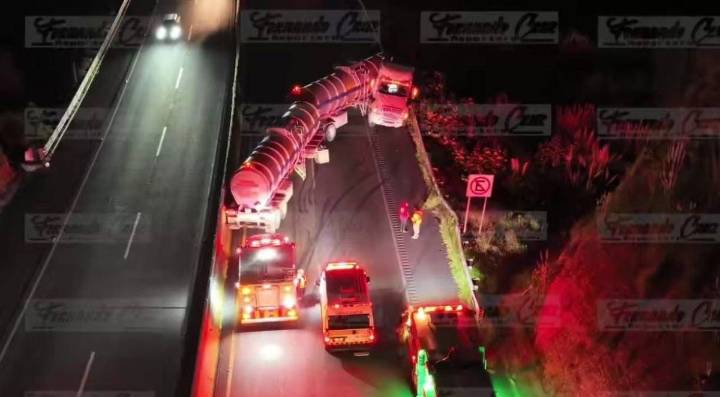 TRÁILER QUE TRANSPORTABA TURBOSINA SE ACCIDENTÓ EN LA CHAMAPA LECHERÍA