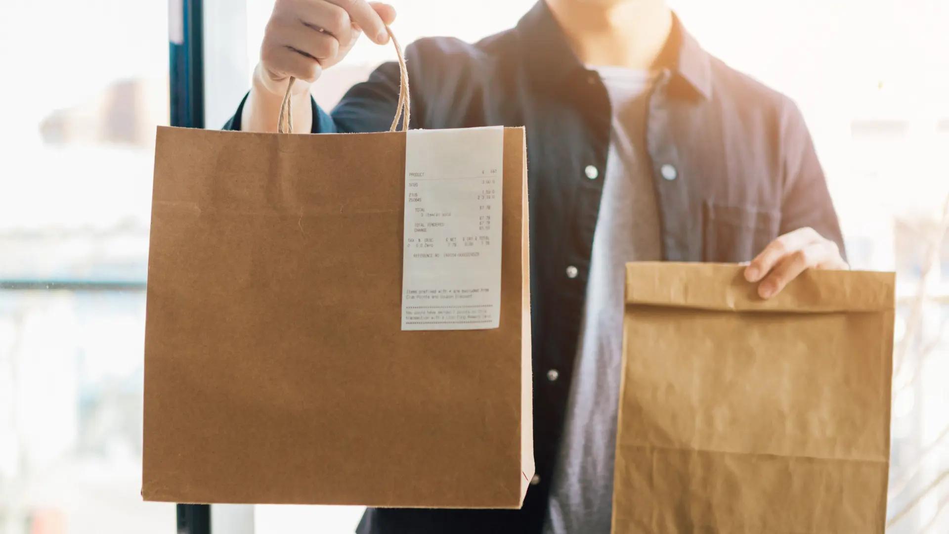 Aprovecha el fallo en una empresa de reparto y come gratis