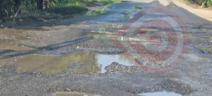 Motociclista sufrió accidente por enormes baches
