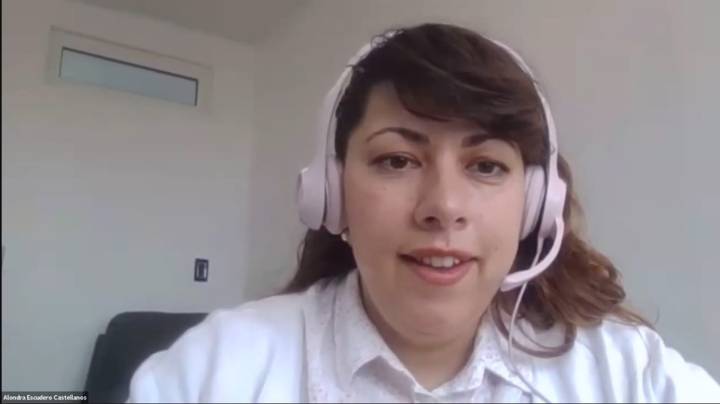 Científica mexicana comparte investigación de frontera con estudiantes de bachillerato de la UdeC
