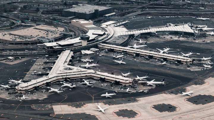 El secretario de Transporte de Trump sugiere que el cierre del Gobierno puede comprometer la seguridad aérea a partir del domingo