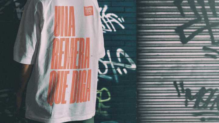 Más de 20 marcas de diseño de Rosario participan de la feria "Una remera que diga"