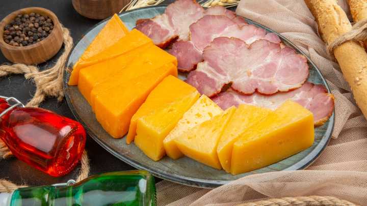 Ni papel de aluminio ni film: el truco inteligente para evitar que el queso y los embutidos se sequen tras abrirlos