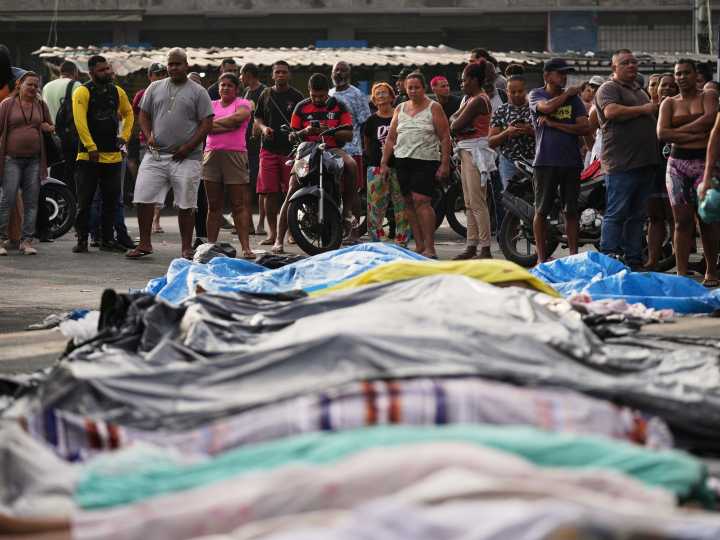 Río de Janeiro: hallan más de 50 cadáveres en las favelas y los vecinos los acumulan en las calles