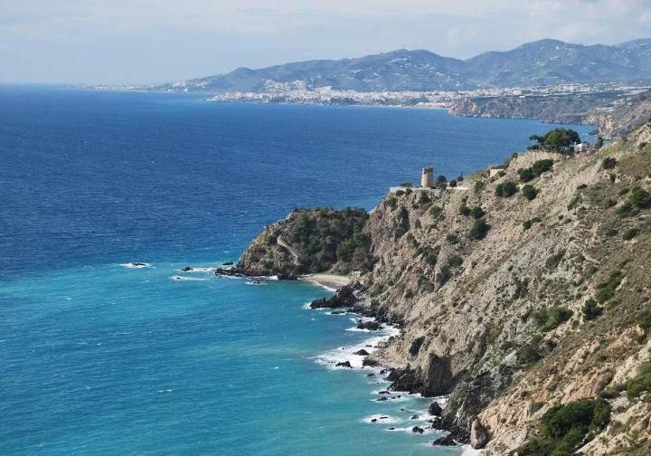 Rescatan un cuerpo sin vida flotando en el mar en Almuñécar