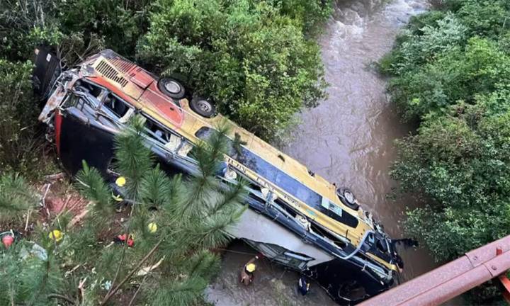 Tragedia en Misiones: cayó un micro a un arroyo y murieron nueve personas