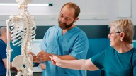 Osteoporosis: las cinco señales silenciosas que pueden avisar sobre esta enfermedad