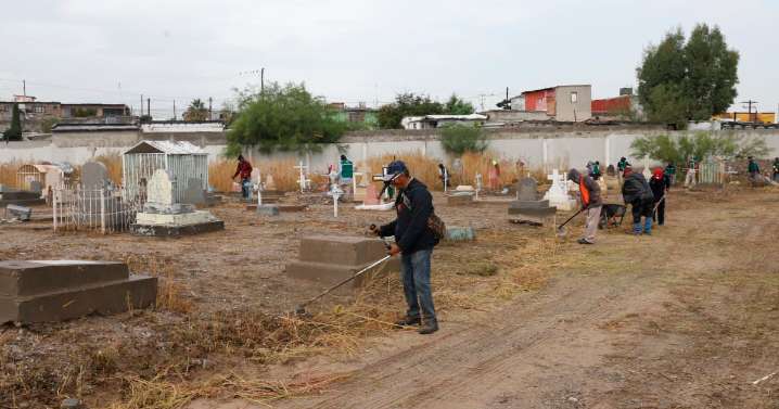 Comienzan limpieza en panteones municipales de cara al Día de Muertos