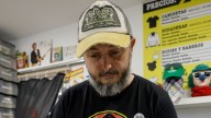 Hace chapas con la cara del ladrón que intentó robar en su tienda y las vende a un euro
