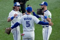 Un 'gran slam' de Barger encamina la paliza de Azulejos sobre Dodgers en juego 1 de Serie Mundial