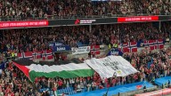 La afición de Noruega exhibe banderas palestinas y abuchea el himno en su partido contra Israel