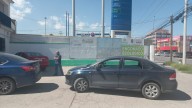 Vence amnistía para falta de engomado, aumentan filas en centros de verificación
