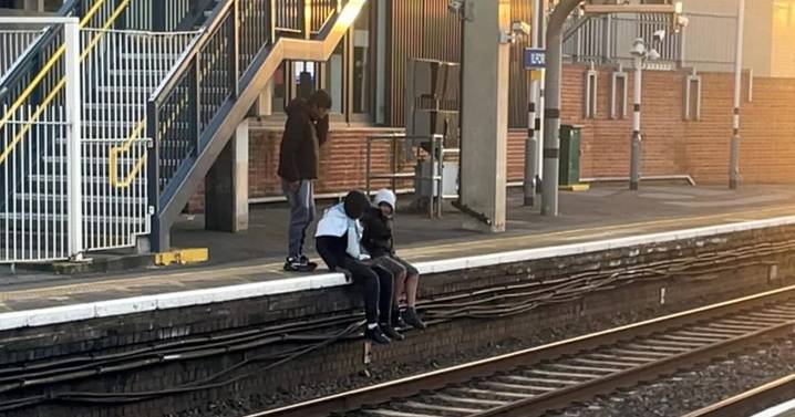 Youths help woman get phone back from railway track