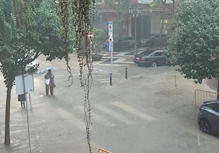 La alerta roja de la Aemet llega con Gandia paralizada por lluvias torrenciales con colegios y hospitales inundados