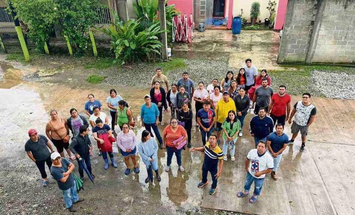 Rescatan a 20 maestros atrapados por deslaves en la Huasteca veracruzana
