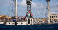 Quiénes son las chilenas que viajan en la flotilla humanitaria que fue abordada por el ejército israelí