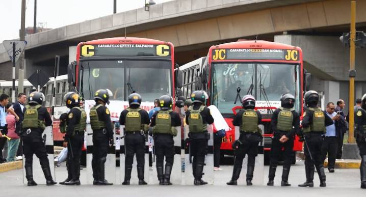Transportistas bloquean salidas de San Juan de Lurigancho en protesta por extorsiones