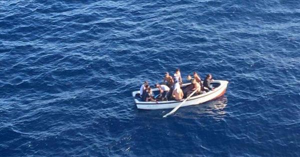 Un crucero 'rescata' a 19 inmigrantes a bordo de una patera en aguas próximas a Cabrera