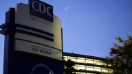 Más de la mitad del personal de los CDC recientemente despedido por la administración Trump ha sido reintegrado