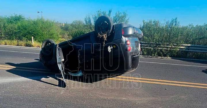 Mujer sale ilesa tras volcadura en Nuevo Laredo