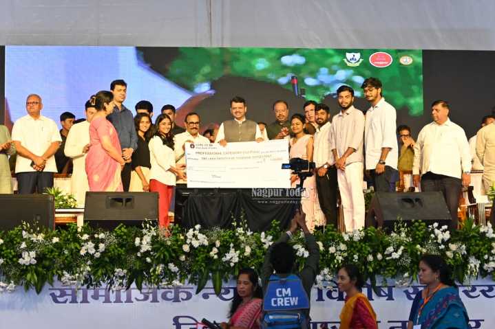 Nagpur: CM Devendra Fadnavis Felicitates Winners of ‘Rang De Nagpur’ Wall Art Competition