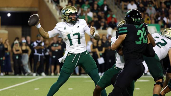 South Florida hands North Texas first loss in historic sold‑out game
