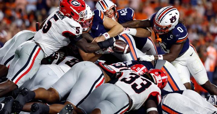 No. 10 Georgia forces a goal-line fumble to seize momentum and beat Auburn 20