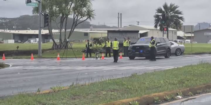 Police officer suffers serious injuries after being hit while helping stalled vehicle