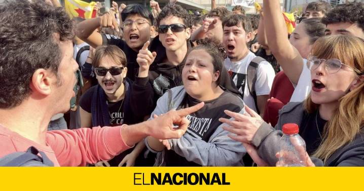 Estudiantes antifascistas se enfrentan a los partidarios de Vito Quiles que lo esperaban en la UAB