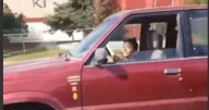 ¡Captan en León a niño manejando una camioneta en pleno bulevar!